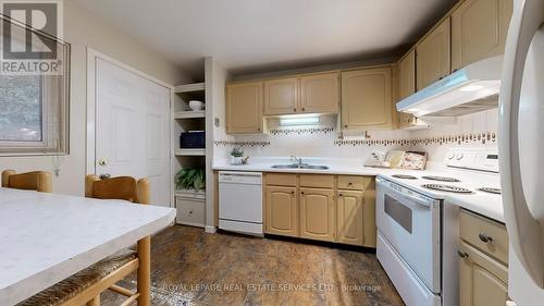33 - 9 Plum Tree Way, Toronto, ON - Indoor Photo Showing Kitchen With Double Sink