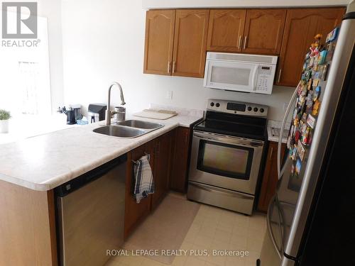 3424 Nutcracker Drive, Mississauga, ON - Indoor Photo Showing Kitchen With Double Sink