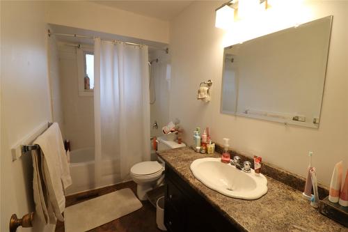 158/160 Vicars Road, Kamloops, BC - Indoor Photo Showing Bathroom