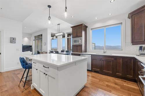394 Prestwick Lane, Kelowna, BC - Indoor Photo Showing Kitchen With Upgraded Kitchen