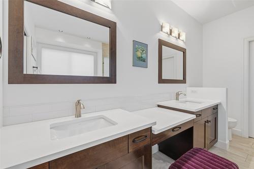 394 Prestwick Lane, Kelowna, BC - Indoor Photo Showing Bathroom