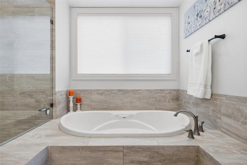 394 Prestwick Lane, Kelowna, BC - Indoor Photo Showing Bathroom
