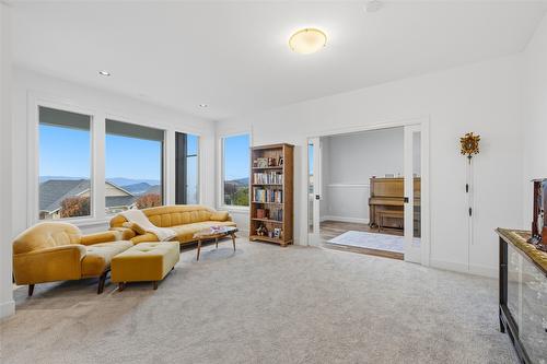 394 Prestwick Lane, Kelowna, BC - Indoor Photo Showing Other Room