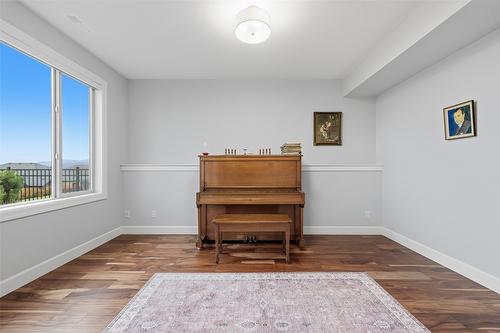 394 Prestwick Lane, Kelowna, BC - Indoor Photo Showing Other Room