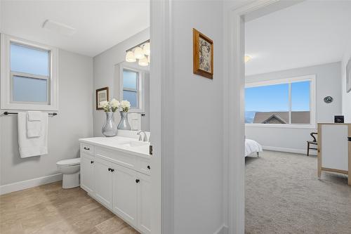 394 Prestwick Lane, Kelowna, BC - Indoor Photo Showing Bathroom