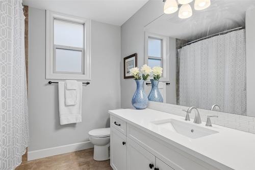 394 Prestwick Lane, Kelowna, BC - Indoor Photo Showing Bathroom