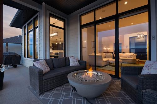 394 Prestwick Lane, Kelowna, BC - Indoor Photo Showing Living Room