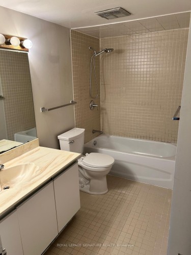 1711-45 Carlton Street, Toronto, ON - Indoor Photo Showing Bathroom