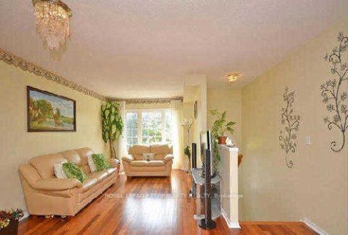 185-5030 Heatherleigh Avenue, Mississauga, ON - Indoor Photo Showing Living Room