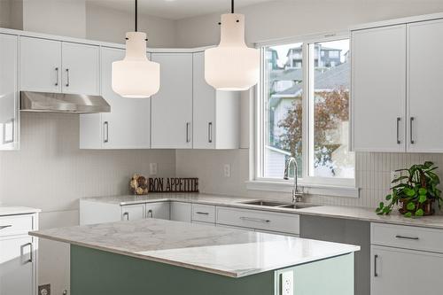 138-2050 Grasslands Boulevard, Kamloops, BC - Indoor Photo Showing Kitchen With Double Sink With Upgraded Kitchen
