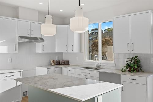 138-2050 Grasslands Boulevard, Kamloops, BC - Indoor Photo Showing Kitchen With Double Sink With Upgraded Kitchen