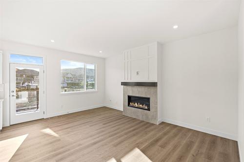 138-2050 Grasslands Boulevard, Kamloops, BC - Indoor Photo Showing Living Room With Fireplace