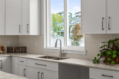 138-2050 Grasslands Boulevard, Kamloops, BC - Indoor Photo Showing Kitchen With Double Sink