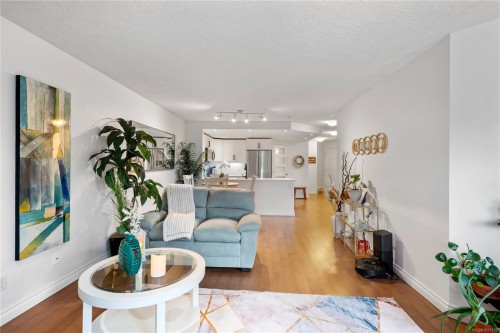 304-1 Buddy Rd, View Royal, BC - Indoor Photo Showing Living Room