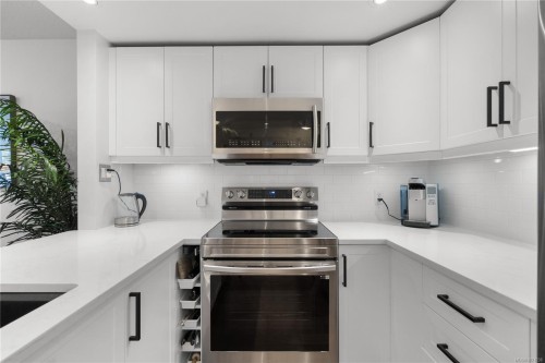 304-1 Buddy Rd, View Royal, BC - Indoor Photo Showing Kitchen