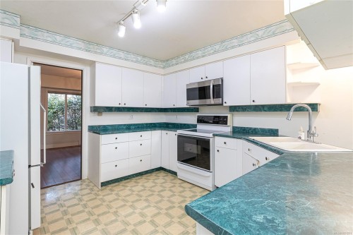 2020 Saltair Pl, Saanich, BC 