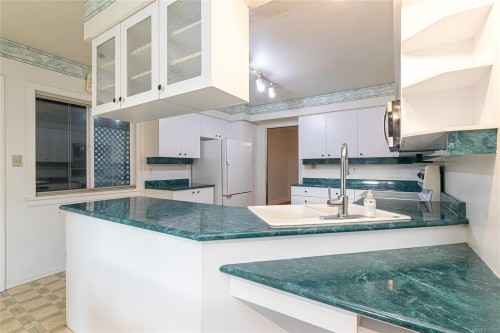 2020 Saltair Pl, Saanich, BC 