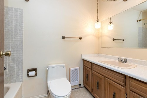 2020 Saltair Pl, Saanich, BC 