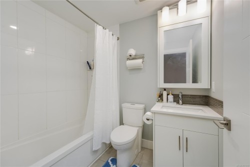 7-4355 Viewmont Ave, Saanich, BC 