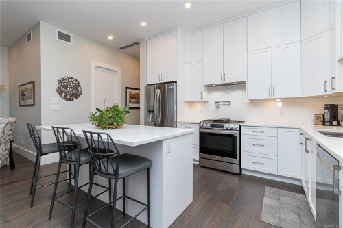 3412 Caldera Crt, Langford, BC - Indoor Photo Showing Kitchen With Upgraded Kitchen