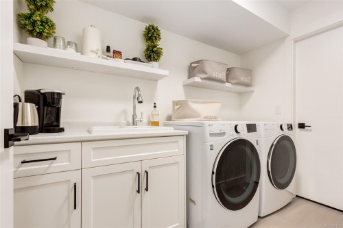 228 Golden Oaks Cres, Nanaimo, BC - Indoor Photo Showing Laundry Room