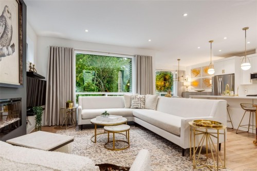 228 Golden Oaks Cres, Nanaimo, BC - Indoor Photo Showing Living Room