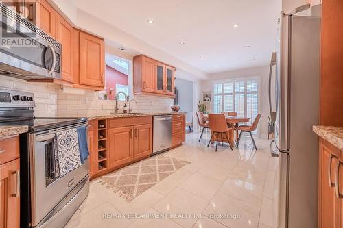 139 Brigade Drive, Hamilton, ON - Indoor Photo Showing Kitchen With Stainless Steel Kitchen