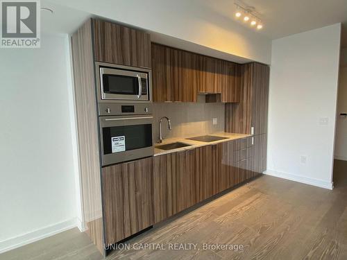 4909 - 11 Wellesley Street W, Toronto, ON - Indoor Photo Showing Kitchen
