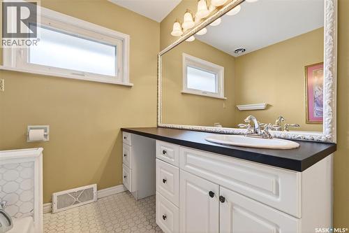 3102 Assiniboine Avenue, Regina, SK - Indoor Photo Showing Bathroom