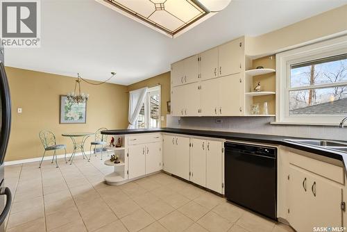 3102 Assiniboine Avenue, Regina, SK - Indoor Photo Showing Kitchen