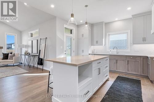 8 Hartland Circle, St. Thomas, ON - Indoor Photo Showing Kitchen With Upgraded Kitchen