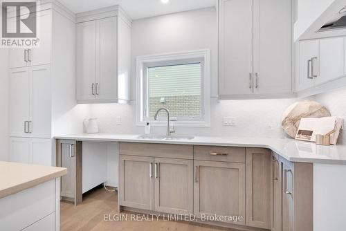 8 Hartland Circle, St. Thomas, ON - Indoor Photo Showing Kitchen