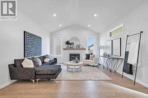 8 Hartland Circle, St. Thomas, ON - Indoor Photo Showing Living Room With Fireplace