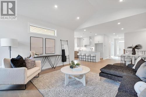 8 Hartland Circle, St. Thomas, ON - Indoor Photo Showing Living Room