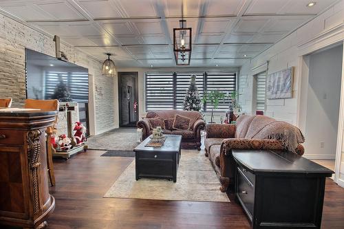 Salon - 761 Av. Terry-Fox, Rouyn-Noranda, QC - Indoor