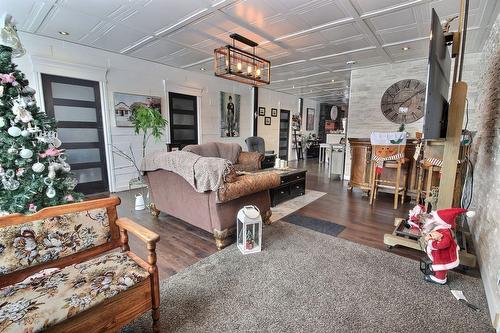 Salon - 761 Av. Terry-Fox, Rouyn-Noranda, QC - Indoor