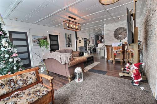 Salon - 761 Av. Terry-Fox, Rouyn-Noranda, QC - Indoor