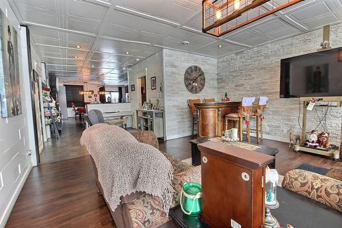 Salon - 761 Av. Terry-Fox, Rouyn-Noranda, QC - Indoor