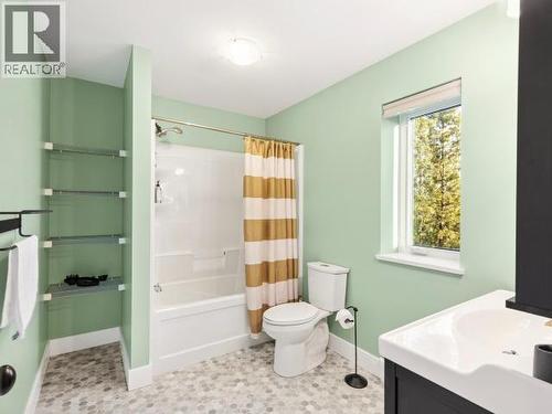 24 Nighthawk Valley Lane, Whitehorse North, YT - Indoor Photo Showing Bathroom