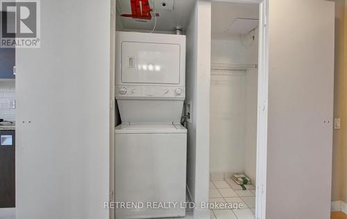 1010 - 33 Charles Street E, Toronto, ON - Indoor Photo Showing Laundry Room