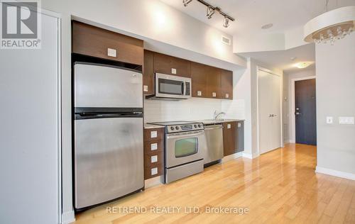 1010 - 33 Charles Street E, Toronto, ON - Indoor Photo Showing Kitchen