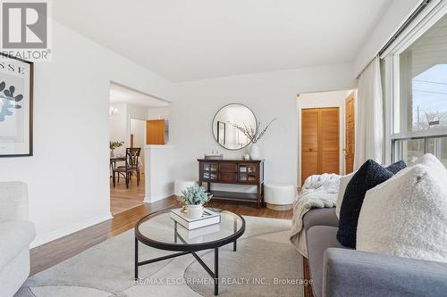 131 Nash Road N, Hamilton, ON - Indoor Photo Showing Living Room