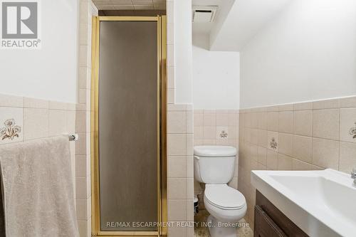 131 Nash Road N, Hamilton, ON - Indoor Photo Showing Bathroom