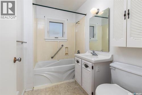 280 Athabasca Street E, Moose Jaw, SK - Indoor Photo Showing Bathroom