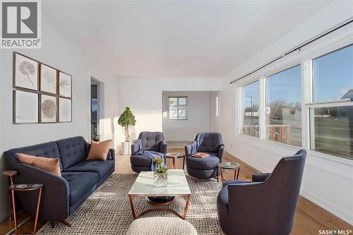 280 Athabasca Street E, Moose Jaw, SK - Indoor Photo Showing Living Room