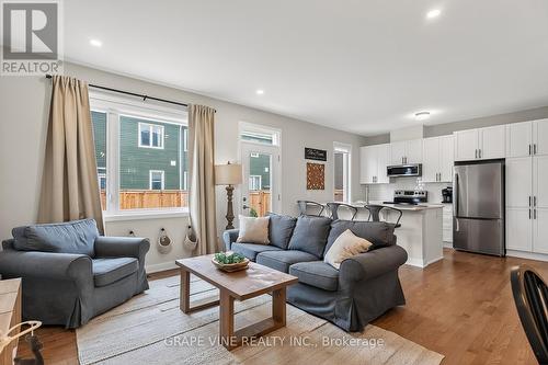 2005 Postilion Street, Ottawa, ON - Indoor Photo Showing Living Room