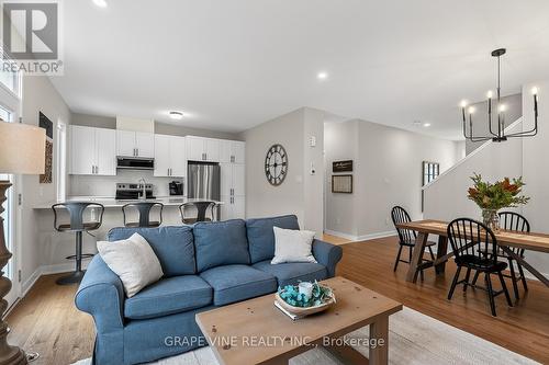 2005 Postilion Street, Ottawa, ON - Indoor Photo Showing Living Room