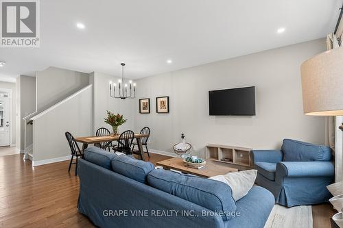 2005 Postilion Street, Ottawa, ON - Indoor Photo Showing Living Room