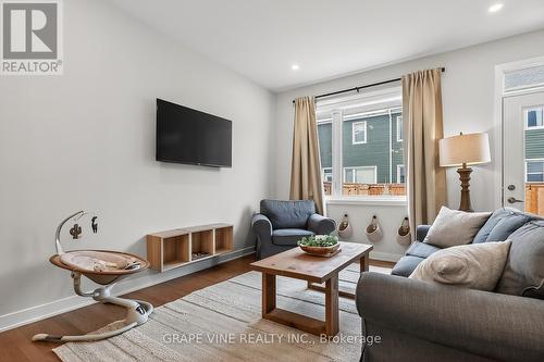 2005 Postilion Street, Ottawa, ON - Indoor Photo Showing Living Room