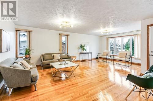 371 Moonrock Avenue, Sudbury, ON - Indoor Photo Showing Living Room
